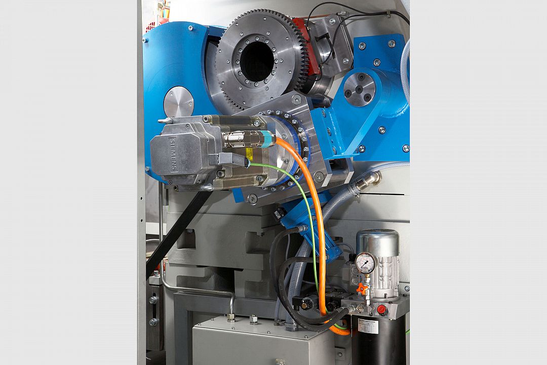 C-Achse mit hydraulisch einschwenkbaren Antrieb und hochgenauer Winkelmessung&period;