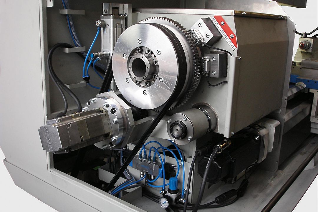 Sonderausf&uuml;hrung&colon; C-Achse &uuml;ber Zylinder einschwenkbar&comma; Zahnradantrieb und separater Motor mit Getriebe&comma; hochaufl&ouml;sender Drehgeber&period; 