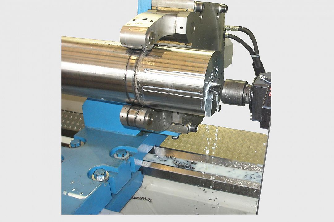 Selbstzentrierende hydraulische L&uuml;nette&comma; angetriebene Werkzeuge beim Bohren eines Teilkreises auf der Stirnfl&auml;che&period; 