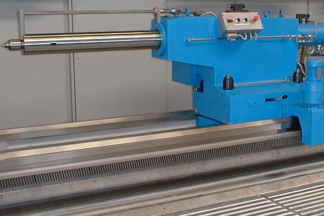 Bohrreitstock hydraulisch mit Sonderpinole und Bohrzyklen&comma; hydraulische Klemmung auf dem Bett&period;
