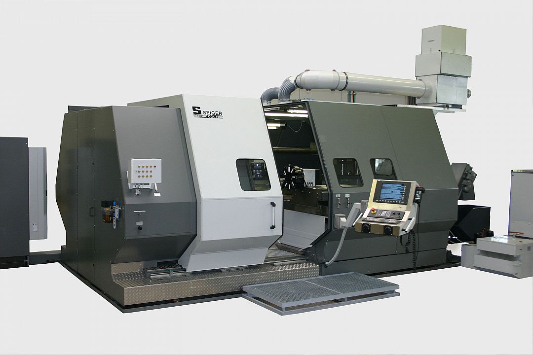 Face lathe as 4-axis lathe with 1800 mm diameter and two turret systems&period;