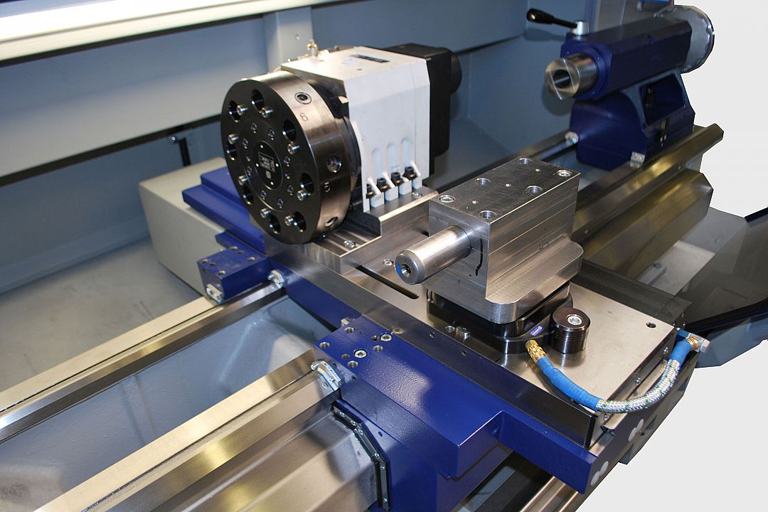 Zero-point clamping at the front for boring bar clamping support&period; Disk turret behind the turning center&period;
