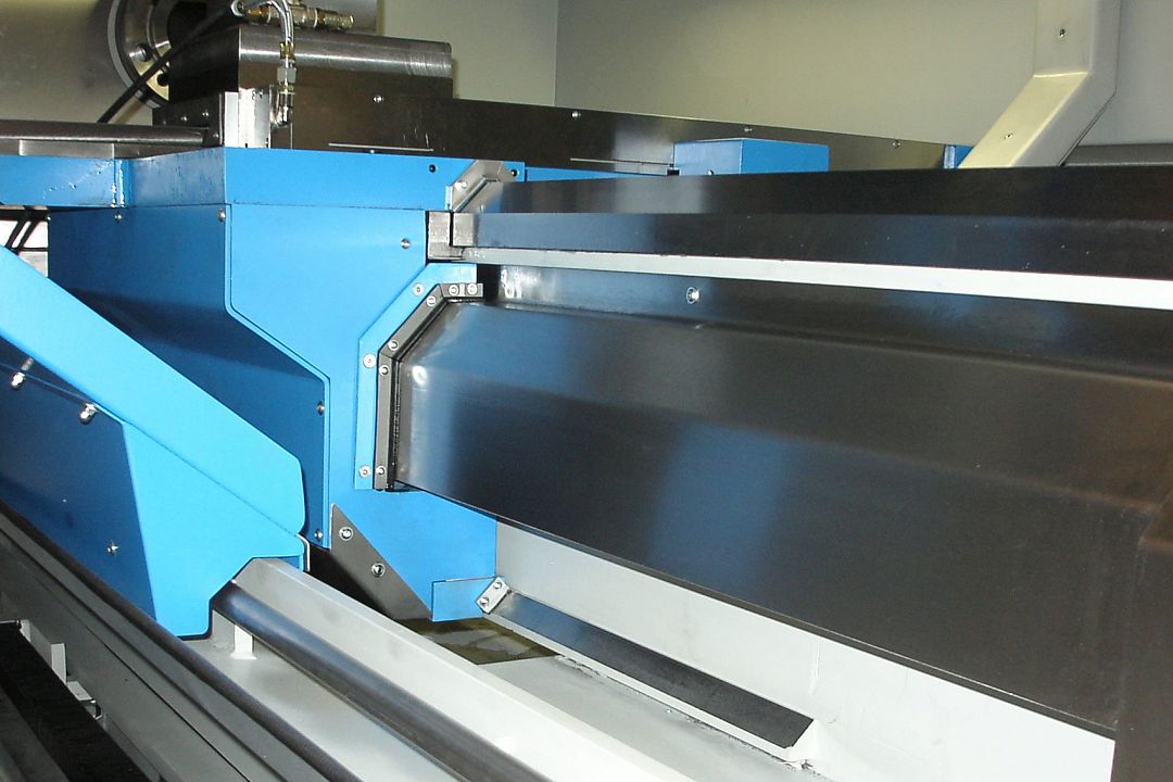 Additional guide at the front as a supporting guide for the support in the standard SLZ-700E version&period;