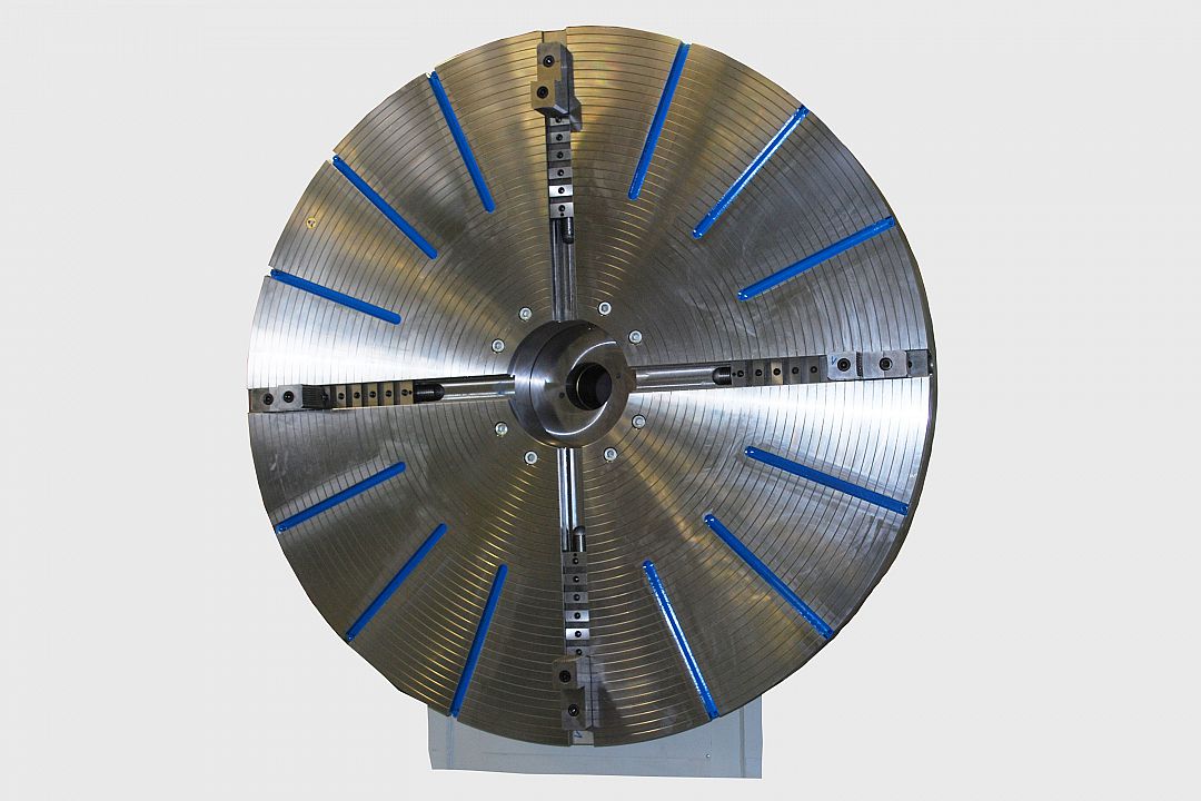 Unterschiedliche Spannmittel wie Planscheibe&comma; hier mit &Oslash; &equals; 1&period;500 mm und Langschieberbacken&period;